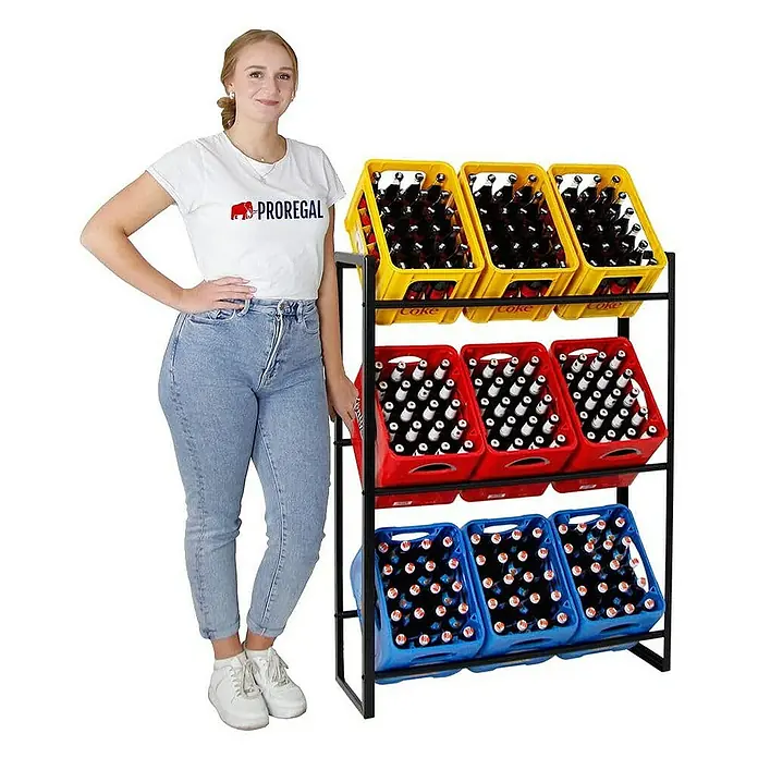 Proregal Getränkekistenregal Königssee XL - Traglast pro Boden: 100 kg, Anzahl Böden: 3 Stk., Schrauben, Schwarz - Getränkeregal mit farbigen Getränkekisten. Das Regal ist mit gelben, roten und blauen Kisten gefüllt.