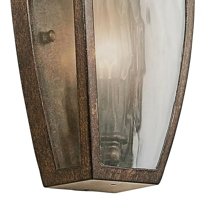 Elstead Außenwandleuchte Venetian rain - 60 W, 9,5 x 29,8 x 29,8 cm, Brushed Bronze, IP44 - Nahaufnahme einer rustikalen Wandleuchte mit antikem Bronze-Finish und klarem Glas, das ein warmes Licht ausstrahlt.