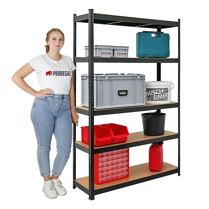 Proregal Eckregal Mega Deal Ragnar - Traglast pro Boden: 175 kg, Anzahl Böden: 5 Stk., Stecken, Schwarz - Schwarzes Metallregal mit fünf Regalböden, beladen mit verschiedenen Aufbewahrungsbehältern. Die Regale sind eine praktische Aufbewahrungslösung.