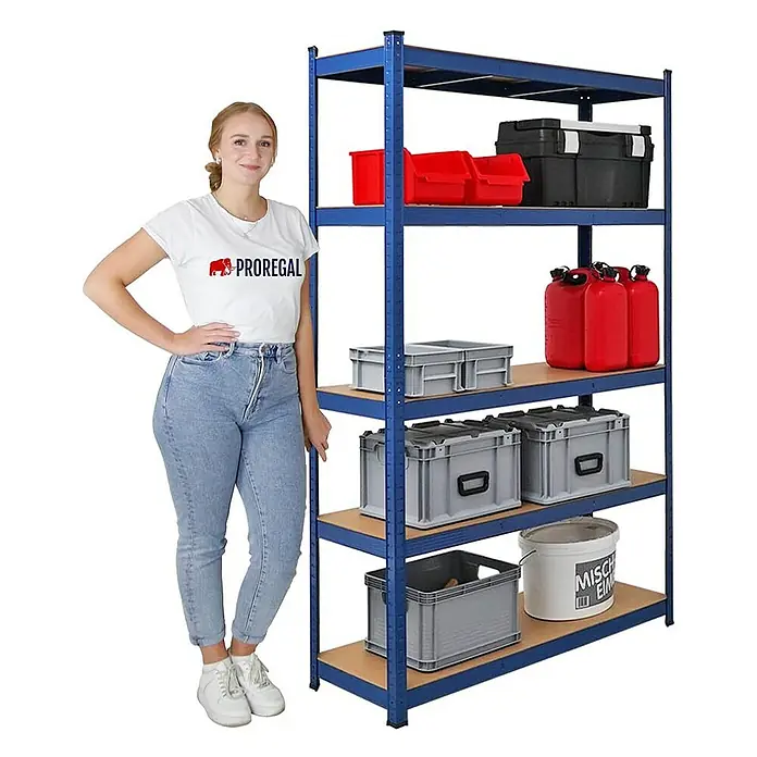 Proregal Eckregal Mega Deal Ragnar - Traglast pro Boden: 175 kg, Anzahl Böden: 5 Stk., Stecken, Blau - Lagerregal mit fünf Regalböden, beladen mit roten Kanistern, grauen Boxen, Werkzeugkästen. Eine Frau steht daneben.