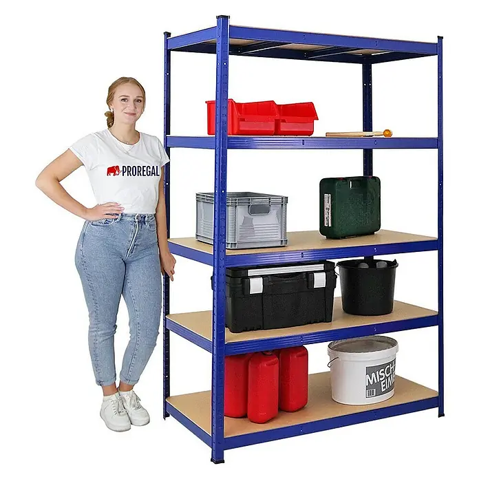 Proregal Eckregal Mega Deal Ragnar - Traglast pro Boden: 175 kg, Anzahl Böden: 5 Stk., Stecken, Blau - Das blaue Metallregal mit fünf Regalböden ist mit verschiedenen Behältern gefüllt und bietet viel Stauraum. Eine Frau steht daneben.