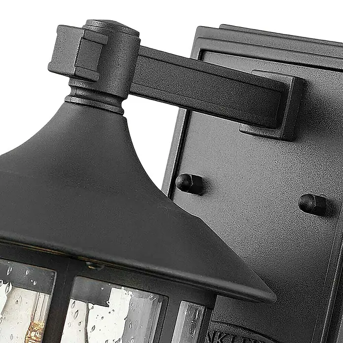Elstead Außenwandleuchte Freeport - 60 W, 18,5 x 23,8 x 23,8 cm, Schwarz, IP44 - Nahaufnahme einer schwarzen Außenwandleuchte mit Laternen-Design.