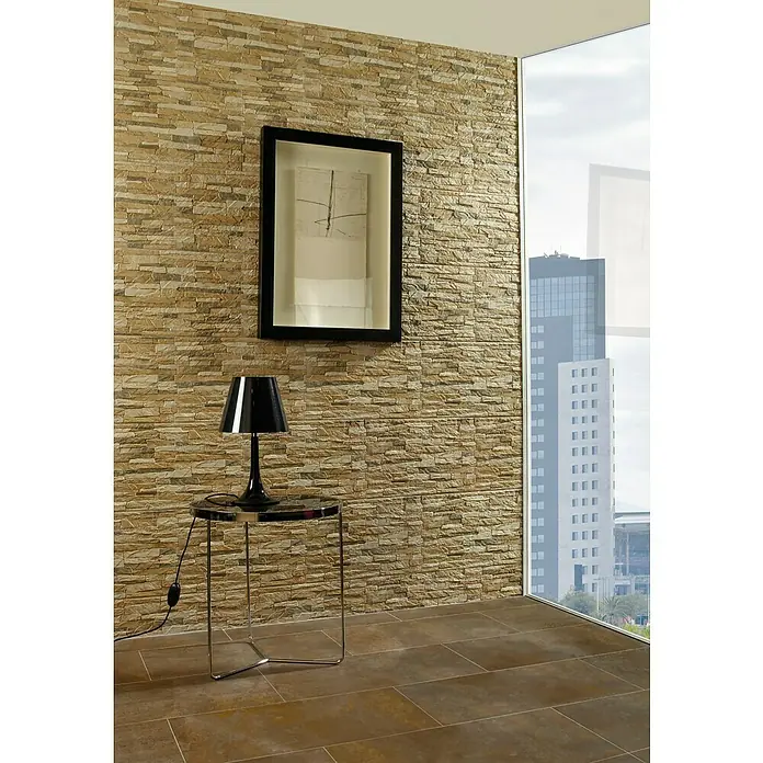 Verblendstein Aitana Marron - 50 x 33,5 cm, Braun, Steinoptik - Nahaufnahme einer stilvollen Wandverkleidung mit Steinoptik, einer Lampe und einem Bild, die eine elegante Innenarchitektur zeigen.