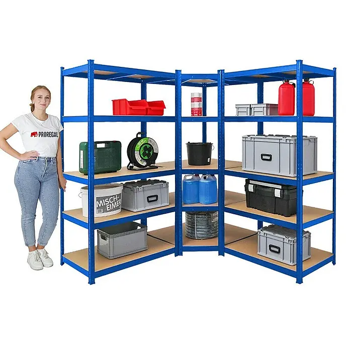 Proregal Eckregal Mega Deal Ragnar - Traglast pro Boden: 175 kg, Anzahl Böden: 5 Stk., Stecken, Blau - Regal mit fünf Ebenen mit diversen Gegenständen darauf und einer Frau daneben.