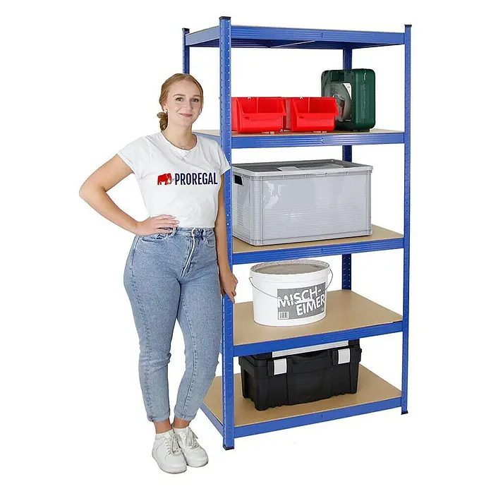 Proregal Eckregal Mega Deal Ragnar - Traglast pro Boden: 175 kg, Anzahl Böden: 5 Stk., Stecken, Blau - Frau posiert neben einem blauen Metallregal mit fünf Fächern, das mit Aufbewahrungsboxen unterschiedlicher Art gefüllt ist.