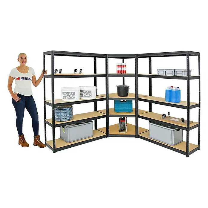 Proregal Eckregal Mega Deal + 2x Schwerlastregal Big Elephant S - Traglast pro Boden: 250 kg, Anzahl Böden: 5 Stk., Stecken, Schwarz - Eine Frau steht neben einem Eckregal mit viel Stauraum. Das Regal ist voll mit Werkzeugen und Vorräten.