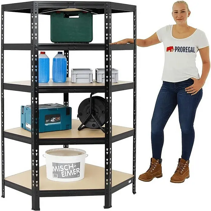 Proregal Eckregal Tiger - H x B x T: 180 x 90 x 45 cm, Traglast pro Boden: 175 kg, Anzahl Böden: 5 Stk., Stecken, Schwarz - Eckregal aus Metall mit fünf Regalböden, beladen mit verschiedenen Gegenständen und eine Frau, die sich an das Regal lehnt.
