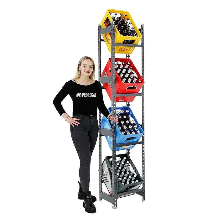 Proregal Getränkekistenregal HIGH BIG CAMEL - Traglast pro Boden: 100 kg, Anzahl Böden: 4 Stk., Stecken, Schwarz - Getränkekistenregal mit vier farbigen Kisten, gefüllt mit Getränkeflaschen. Ein junges Model steht daneben.