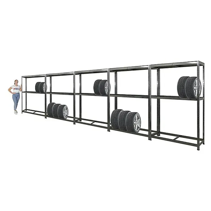 Proregal Reifenregal Mega Deal Ragnar - H x B x T: 180 x 120 x 40 cm, Stecken, Verzinkt - Aufnahme einer langen, grauen Metallregaleinheit mit Reifen, wobei eine Person zur Größenvergleichung daneben steht.