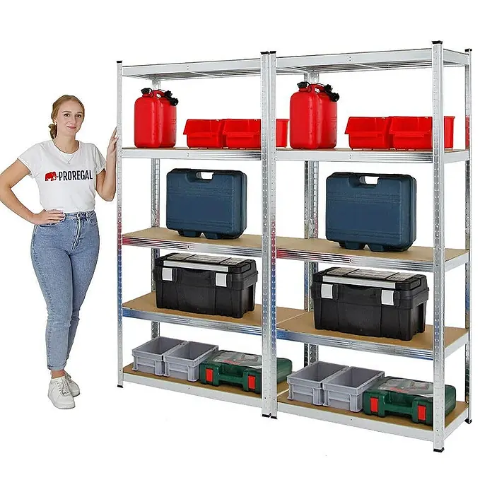 Proregal Schwerlastregal Mega Deal Ragnar - Traglast pro Boden: 175 kg, Anzahl Böden: 5 Stk., Stecken, Verzinkt - Ein zweiteiliges Metallregal mit fünf Regalböden, beladen mit verschiedenen Aufbewahrungsboxen und Kanistern, mit einer Frau daneben.
