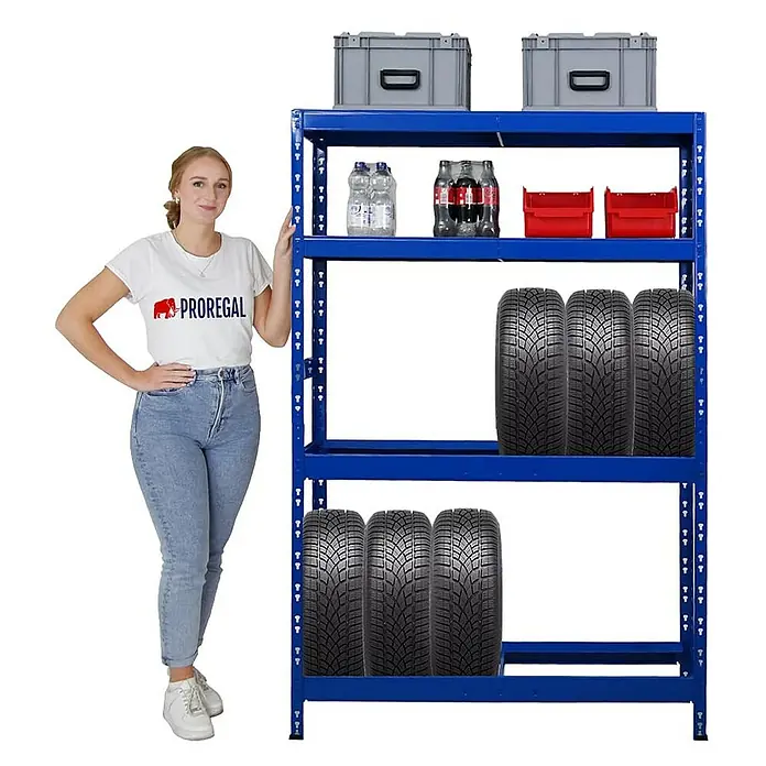 Proregal Reifenregal Mega Deal Tiger mit Fachboden - Stecken, Blau - Regal mit vier Regalböden in Blau, beladen mit Reifen, Flaschen und Kisten, daneben steht eine Frau.