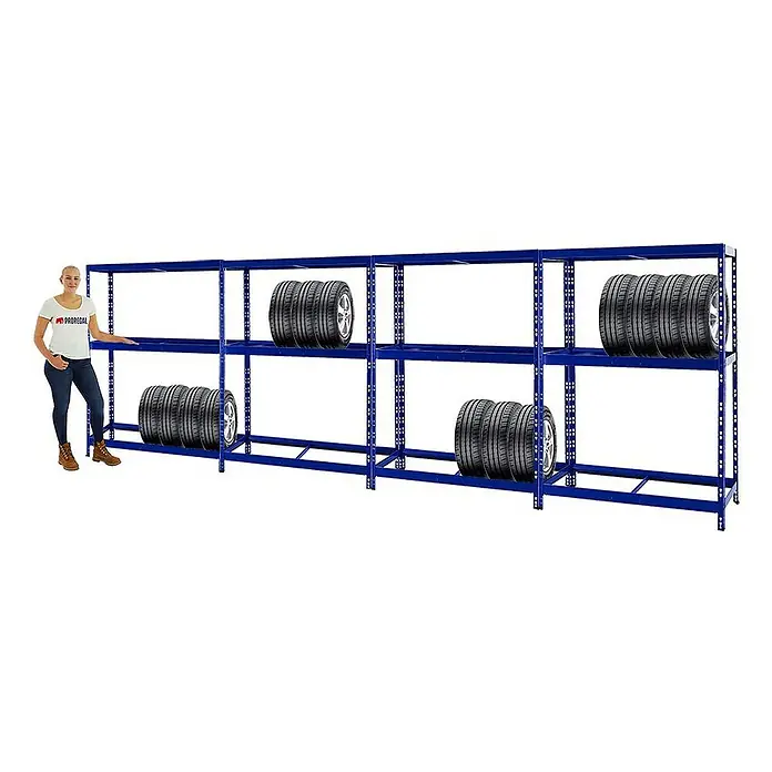Proregal Reifenregal Mega Deal Tiger mit Fachboden - H x B x T: 180 x 130 x 50 cm, Stecken, Blau - Eine Frau steht neben einem blauen Schwerlastregal mit Autoreifen. Das Reifenregal ist ideal für die Lagerung von Reifen.