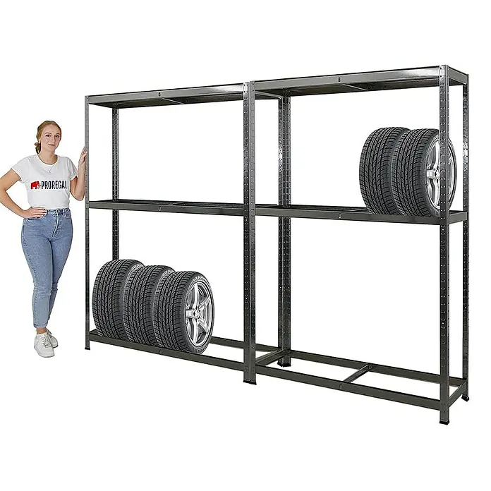 Proregal Reifenregal Mega Deal Ragnar - H x B x T: 180 x 120 x 40 cm, Stecken, Verzinkt - Ein Proregal-Reifenregal mit zwei Ebenen, auf denen Reifen gelagert werden, daneben steht eine Frau als Größenvergleich.