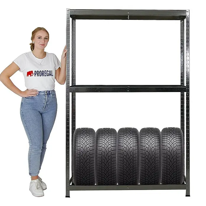 Proregal Reifenregal Mega Deal Ragnar - H x B x T: 180 x 120 x 40 cm, Stecken, Verzinkt - Das Bild zeigt ein Schwerlastregal mit Reifen auf einer Ebene, daneben steht eine Frau zur Größenorientierung.