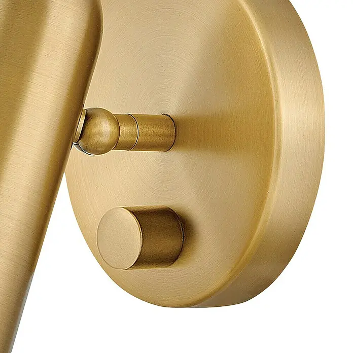 Elstead LED-Wandleuchte Dax - 8 W, L x B x H: 12,1 x 12,1 x 17,1 cm, Messing - Nahaufnahme einer eleganten Wandleuchte mit gebürstetem Goldfinish, die ein warmes, einladendes Licht verspricht.