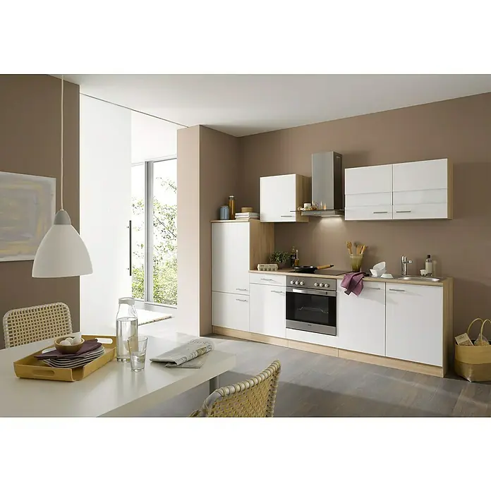Respekta Küchenzeile Cuisine KB270ESWGCBO - Breite: 270 cm, Weiß, Mit Elektrogeräten - Helle Küche mit weißen Schränken, Arbeitsplatte in Holzoptik und einem modernen Dunstabzug. Der Raum ist freundlich und einladend.