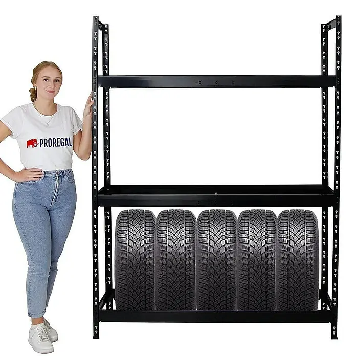 Proregal Reifenregal Mega Deal Tiger XL - Stecken, Schwarz - Schwarzes Schwerlastregal mit fünf Reifen, daneben eine Frau zum Größenvergleich. Ideal für die Lagerung von Reifen in Garage oder Werkstatt.