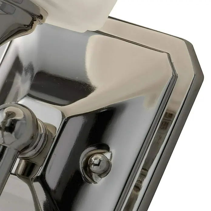 Elstead LED-Wandleuchte Concord - 3 W, L x B x H: 15,2 x 11,7 x 25,7 cm, Chrom, Warmweiß - Detailaufnahme einer verchromten Wandleuchte mit einer glänzenden Oberfläche, die Licht und Schatten effektvoll reflektiert.