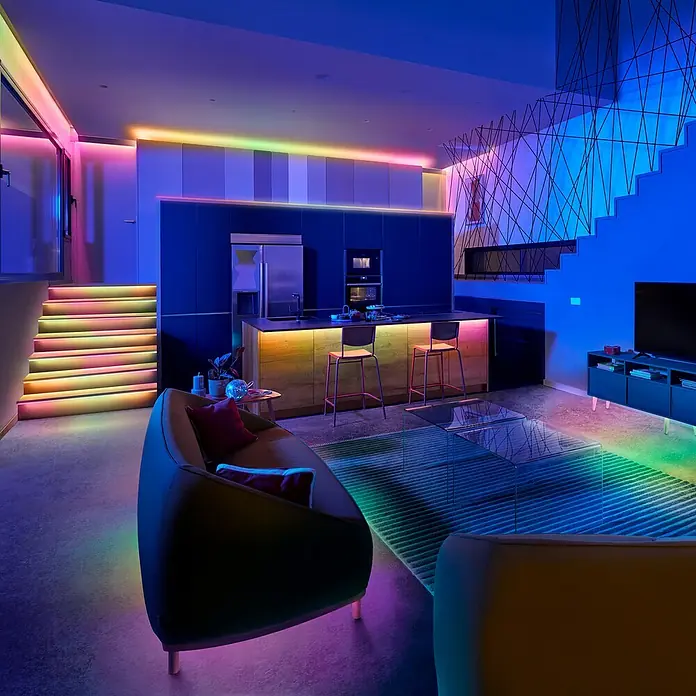 Philips Wiz Smart-LED-Band - Länge: 20 m, RGBW, 36 W, 630 lm - Ein modernes Wohnzimmer mit LED-Beleuchtung, die eine farbenfrohe und dynamische Atmosphäre schafft, ideal für gemütliche Abende.
