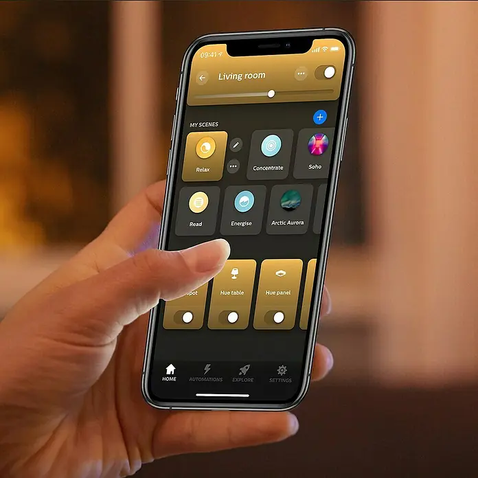 Philips Hue LED-Panel White Ambience Aurelle - 39 W, L x B x H: 60 x 60 x 4,6 cm, Schwarz, Warmweiß - Nahaufnahme eines iPhones mit der Philips Hue App, die Szenen wie "Relax" und "Konzentrieren" anzeigt, gehalten in der Hand.