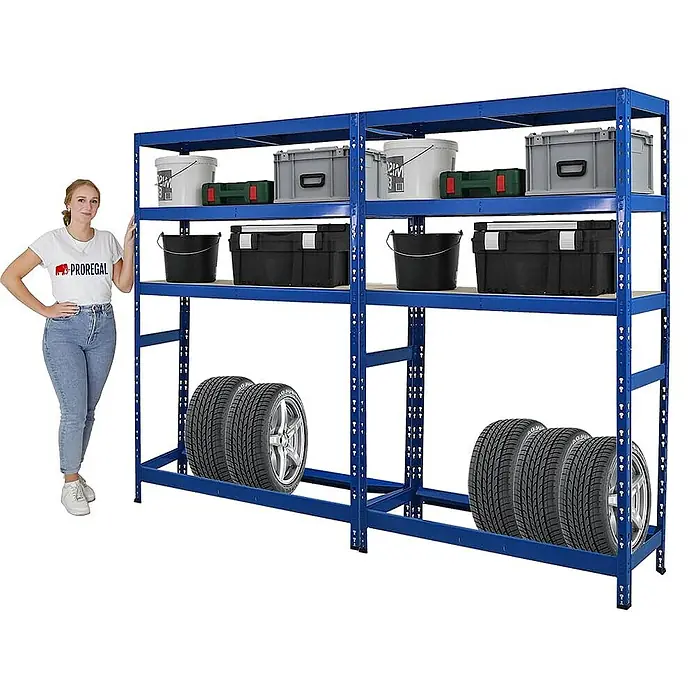 Proregal Reifenregal Mega Deal Tiger mit Fachboden - H x B x T: 180 x 120 x 40 cm, Stecken, Blau - Blaues Schwerlastregal mit vier Ebenen, beladen mit Reifen, Eimern und Kisten, neben einer Frau.
