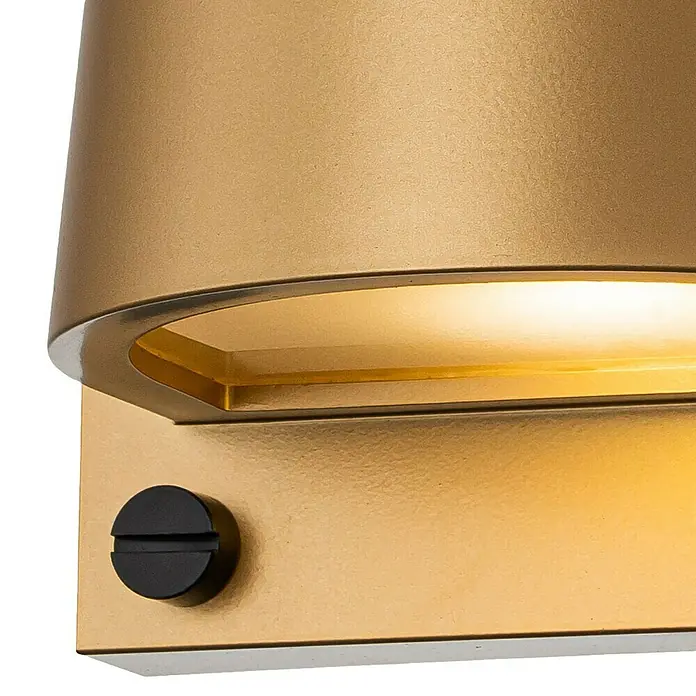 Elstead LED-Außenwandleuchte Scout - 7 W, 12 x 16,5 x 16,5 cm, Messing, IP44 - Nahaufnahme einer modernen goldenen Wandleuchte mit einem runden schwarzen Knopf, die ein warmes Licht ausstrahlt. Stilvolles Design für Innenräume.