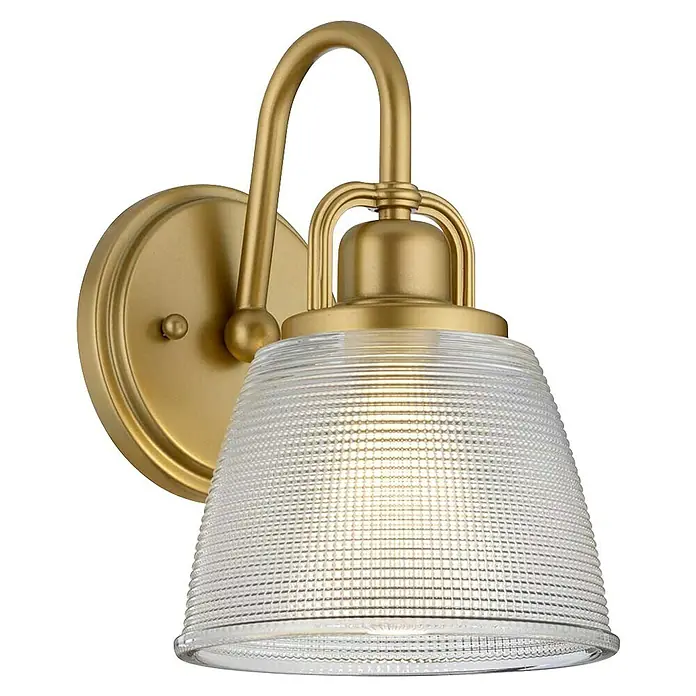 Elstead LED-Wandleuchte Dublin - 3 W, L x B x H: 20 x 16,5 x 24,6 cm, Messing - Nahaufnahme einer goldenen Wandleuchte mit einem klaren, strukturierten Glasschirm, die ein warmes, einladendes Licht ausstrahlt.