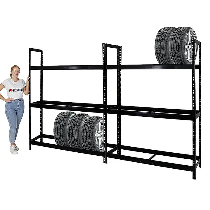 Proregal Reifenregal Mega Deal Tiger XL - Stecken, Schwarz - Schwarzes Reifenregal mit zwei Ablagen, auf denen Reifen liegen, daneben steht eine Frau.