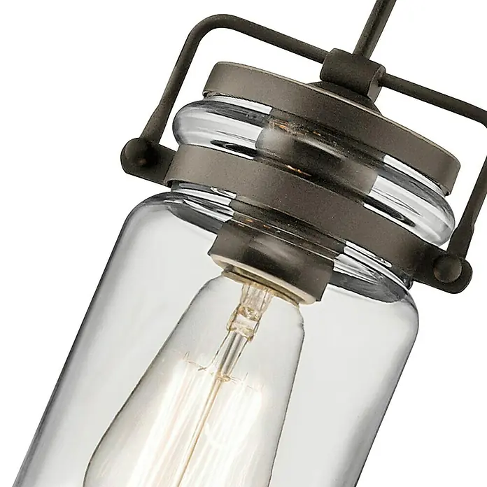 Elstead Pendelleuchte Brinley - 60 W, L x B x H: 12 x 12 x 25,6 cm, Bronze, E27 - Nahaufnahme einer dekorativen Einmachglas-Leuchte mit einer Edison-Glühbirne im Inneren, die warmes Licht ausstrahlt und rustikalen Charme versprüht.