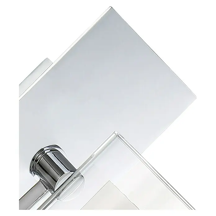 Elstead LED-Wandleuchte Koltip - 3 W, L x B x H: 18,6 x 12,7 x 23,2 cm, Chrom, Warmweiß - Nahaufnahme einer stilvollen, modernen Duschkopfarmatur mit eckigem Design und glänzender Chromoberfläche für ein luxuriöses Badeerlebnis.