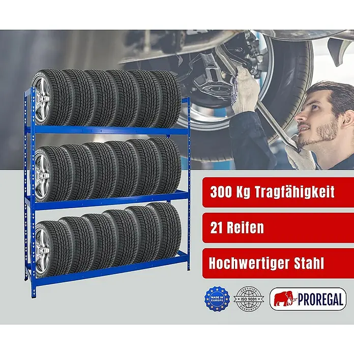 Proregal Reifenregal Tiger XL - H x B x T: 200 x 180 x 45 cm, Stecken, Blau - Reifenregal aus blauem Stahl mit drei Ebenen, beladen mit Reifen, im Hintergrund ein Mechaniker.