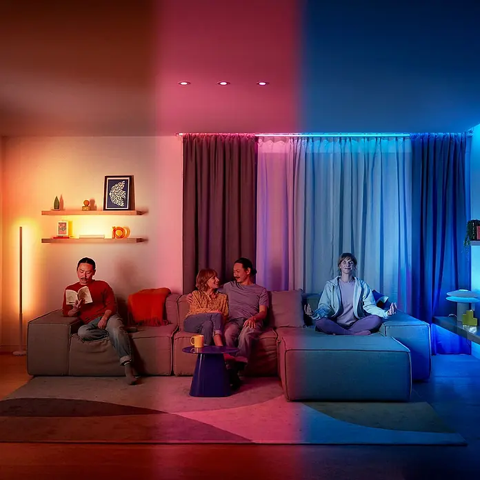 Philips Wiz Smart-LED-Lampe - E27, Dimmbar, RGBW, 12,3 W, 1 Stk. - Buntes Wohnzimmer mit smarten Philips Hue Lampen, die eine entspannte Atmosphäre für Lesen, Meditation und Gespräche schaffen.