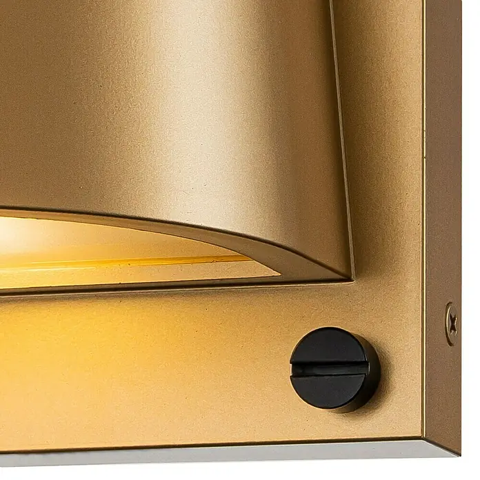 Elstead LED-Außenwandleuchte Scout - 7 W, 12 x 16,5 x 16,5 cm, Messing, IP44 - Detailaufnahme einer goldfarbenen Wandleuchte mit LED-Beleuchtung und einem schwarzen Knopf zur Bedienung.