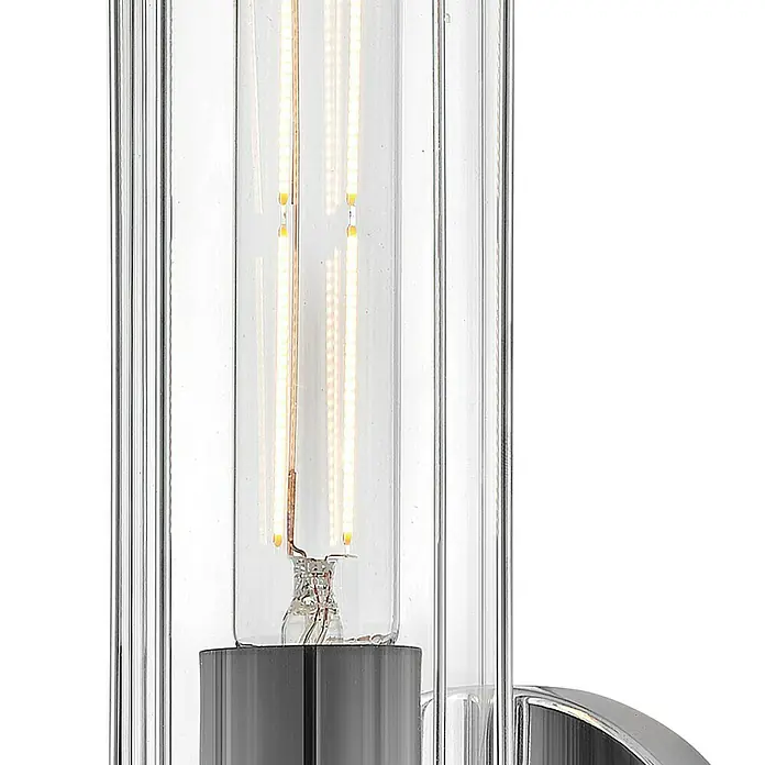 Elstead Wandleuchte Masthead - 40 W, L x B x H: 12,8 x 12,2 x 35,1 cm, Chrom/ Schwarz, E14 - Nahaufnahme einer eleganten Glaslampe mit glühenden LED-Filamenten. Die Lampe vereint modernes Design mit warmem Licht.