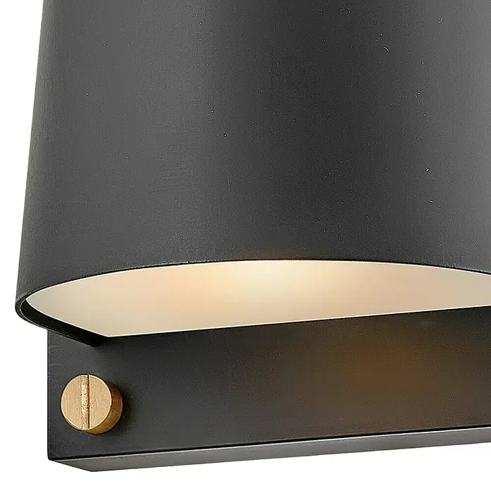 Elstead LED-Außenwandleuchte Scout - 7 W, 12 x 16,5 x 16,5 cm, Black, IP44 - Nahaufnahme einer stilvollen, schwarzen Wandleuchte mit einem dekorativen goldenen Akzent, die ein warmes Licht ausstrahlt.