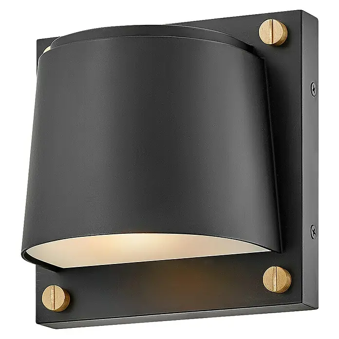 Elstead LED-Außenwandleuchte Scout - 7 W, 12 x 16,5 x 16,5 cm, Black, IP44 - Nahaufnahme einer Wandleuchte in Schwarz mit Messingakzenten, die ein warmes Licht ausstrahlt und ein modernes Design zeigt.
