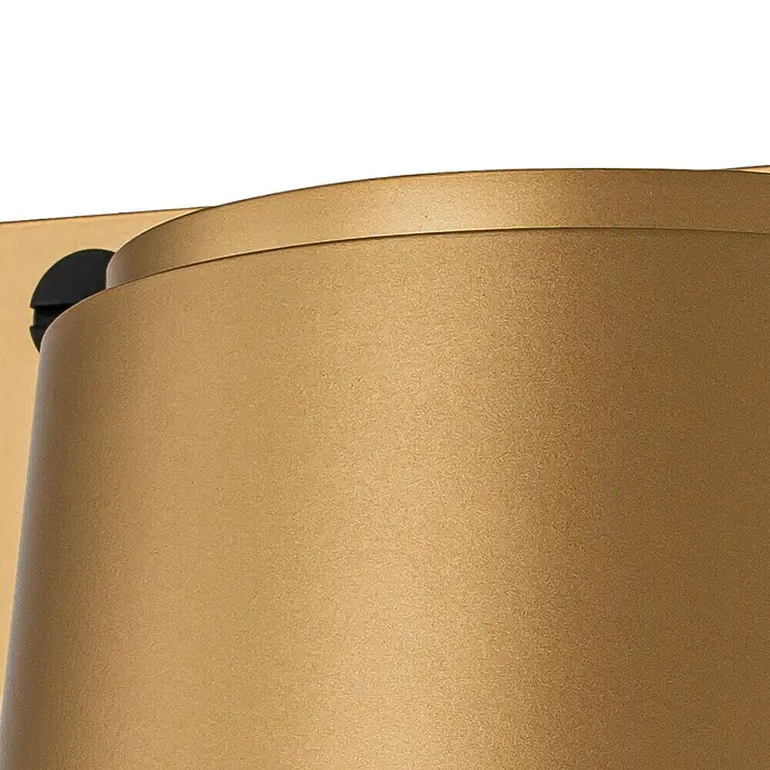 Elstead LED-Außenwandleuchte Scout - 7 W, 12 x 16,5 x 16,5 cm, Messing, IP44 - Nahaufnahme einer goldenen Wandleuchte mit sanftem Licht und eleganter Formgebung.