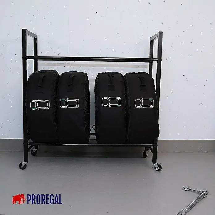 Proregal Reifenregal CARRERO - Schrauben, Schwarz - Ein schwarzes Reifenregal mit vier Reifenabdeckungen, die jeweils ein Auto-Symbol tragen. Praktische Aufbewahrung für Autoreifen.