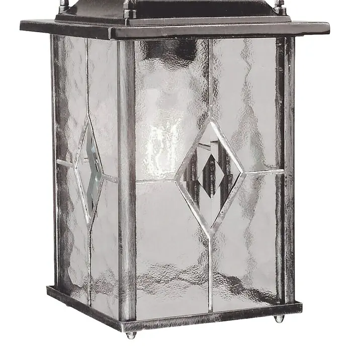 Elstead Außenleuchte Wexford - 60 W, Farbe Gehäuse: Schwarz/ Silber, 15,9 x 15,9 x 46 cm, Ohne Leuchtmittel - Nahaufnahme einer stilvollen silbernen Laterne mit strukturiertem Glas, die eine elegante Beleuchtungslösung für den Außenbereich bietet.