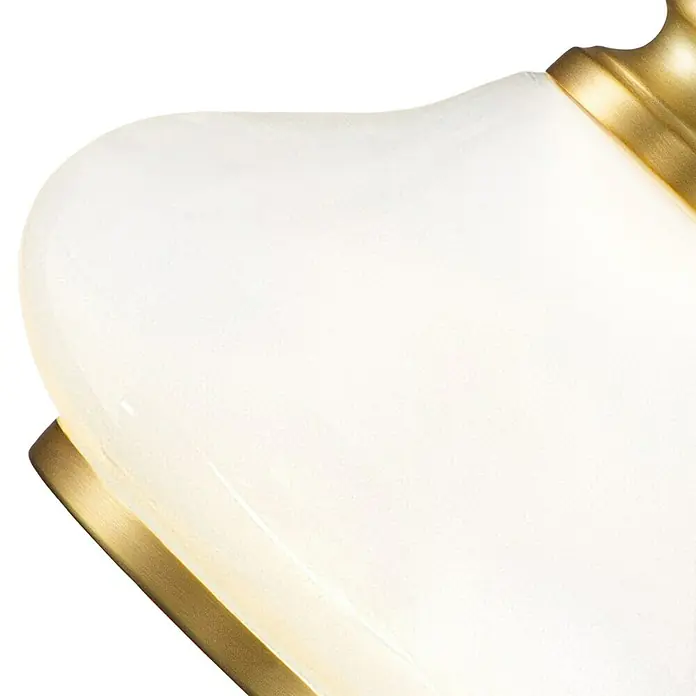 Elstead LED-Wandleuchte Ainsley - 3 W, L x B x H: 20,6 x 16 x 19,1 cm, Messing - Nahaufnahme einer eleganten weißen Lampe mit goldfarbenen Akzenten, die ein warmes, einladendes Licht ausstrahlt. Stilvolles Design für jeden Raum.
