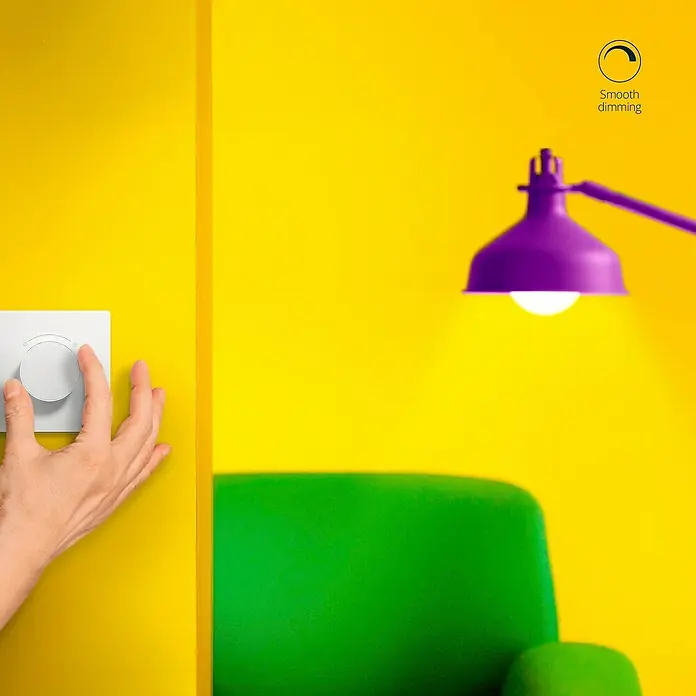 Philips Wiz Fernbedienung smarter Dial Schalter - Weiß - Ein Dimmschalter wird von einer Hand bedient, um das Licht einer violetten Lampe zu regulieren, mit dem Hinweis auf stufenloses Dimmen.