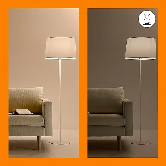 Philips Wiz LED-Panel Tunable White Slim Design - 36 W, L x B x H: 119,5 x 29,5 x 4 cm, Weiß, Kaltweiß - Stehleuchte mit Schirm neben einem Sessel. Die Helligkeit der Lampe ist auf dem zweiten Bild reduziert dargestellt.