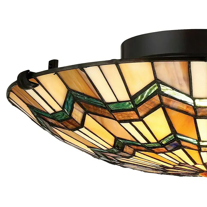 Elstead Deckenleuchte Alcott - 60 W, L x B x H: 42,1 x 42,1 x 13,5 cm, Bronze, E27 - Nahaufnahme einer eleganten Tiffany-Deckenleuchte mit geometrischen Mustern und warmen Farbtönen, ideal für stilvolle Innenräume.