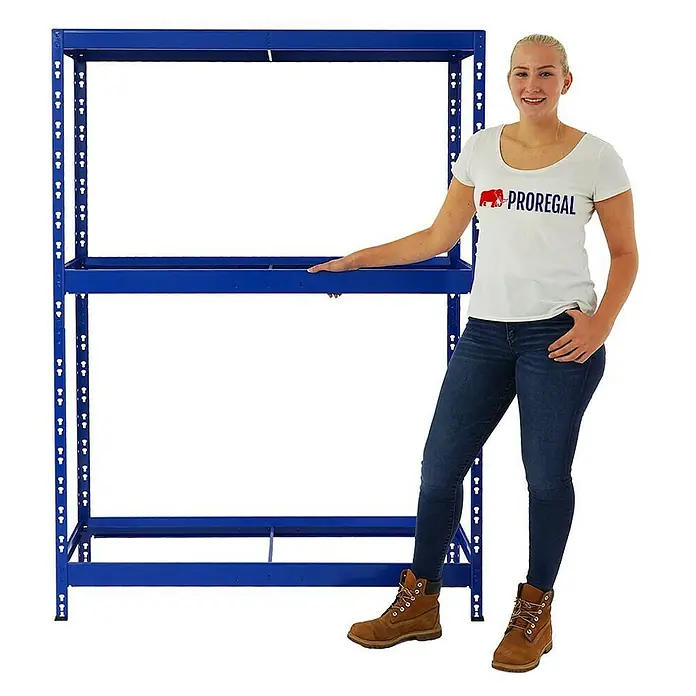 Proregal Reifenregal Mega Deal Tiger mit Fachboden - H x B x T: 180 x 130 x 50 cm, Stecken, Blau - Eine Frau steht neben einem blauen Prorogal-Regal. Das Regal ist robust und hat mehrere Ebenen für die Lagerung.