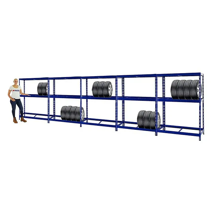 Proregal Reifenregal Mega Deal Tiger mit Fachboden - H x B x T: 180 x 130 x 50 cm, Stecken, Blau - Aufnahme einer blauen Regalkonstruktion mit Reifen darauf und einer Dame, die daneben steht.