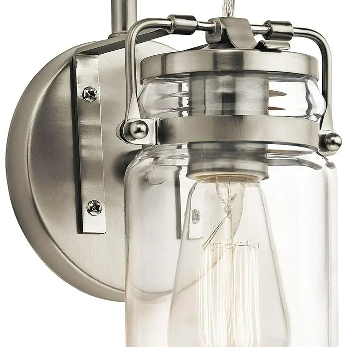 Elstead Wandleuchte Brinley - 60 W, L x B x H: 15,9 x 12,7 x 29,2 cm, Nickel, E27 - Nahaufnahme einer Wandleuchte im Vintage-Stil mit einer klaren Glasglocke und einem Edison-Leuchtmittel, montiert auf einer runden Metallplatte.