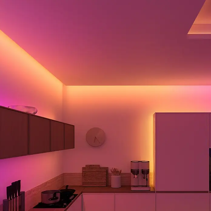 Philips Hue LED-Stripes Flux Ultrabright - 6 m, RGBW, 2.900 lm - Beleuchtete Küchenszene mit stimmungsvollen LED-Leuchten, die eine moderne Atmosphäre schaffen.