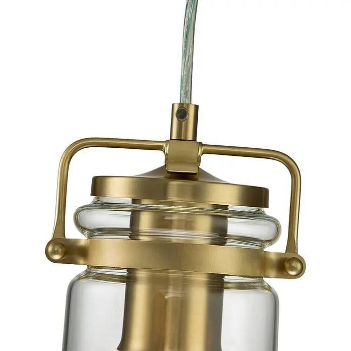 Elstead Pendelleuchte Brinley - 60 W, L x B x H: 12 x 12 x 25,6 cm, Messing, E27 - Nahaufnahme einer Vintage-Glaspendelleuchte mit Messingbeschlägen, die ein warmes und industrielles Ambiente ausstrahlt.