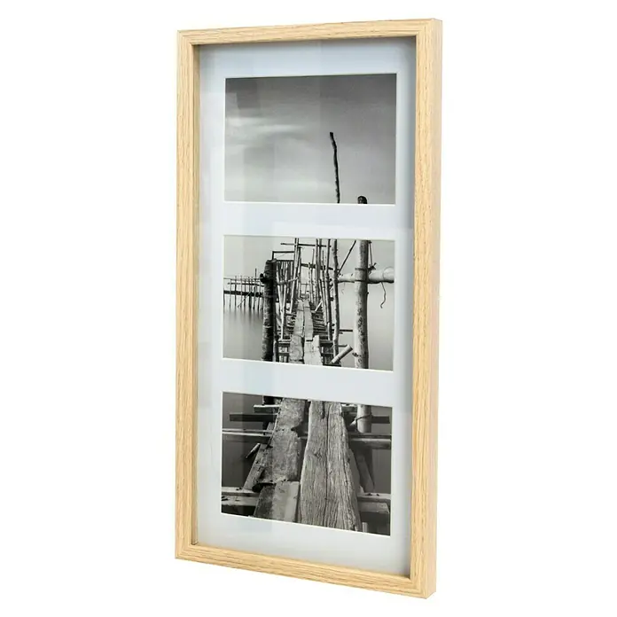 Accent Collagerahmen Aura - Anzahl Fotoplatzhalter: 3 Stk., Eiche, Holz - Das Bild zeigt einen hellen Holzrahmen mit drei Schwarz-Weiß-Fotografien von Stegen und Stegen, die vertikal angeordnet sind.