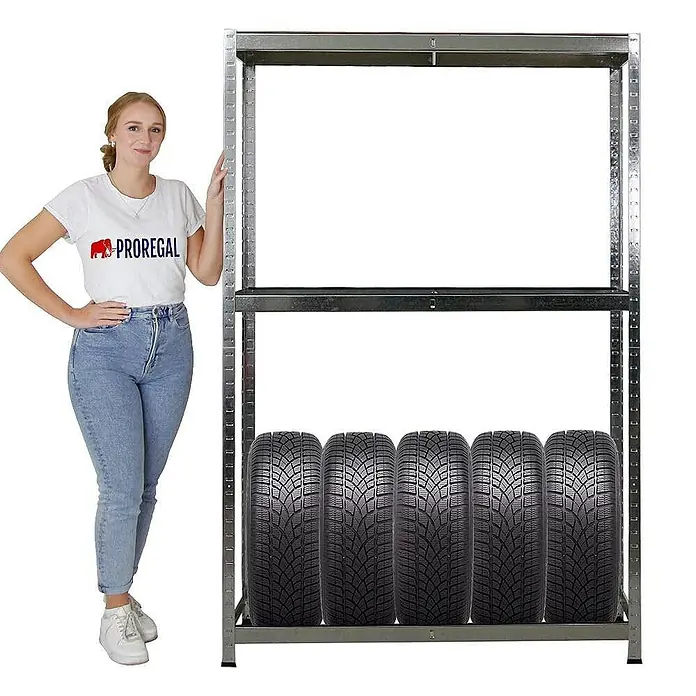 Proregal Reifenregal Ragnar - H x B x T: 180 x 120 x 40 cm, Stecken, Verzinkt - Reifenregal mit 5 Reifen und einer Frau daneben, perfekt für die Garage. Stabile Konstruktion für sichere Lagerung.